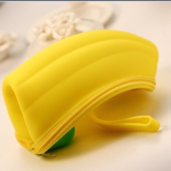 🍌 Last one!🍌 Super cute banana zipper pouch - Picture 4 of 8